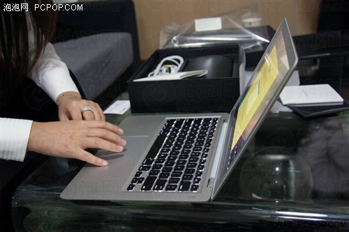 独家 一美女购得北京首台Macbook Air