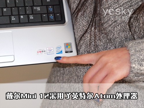 大块头的上网本 美女评测戴尔Mini12