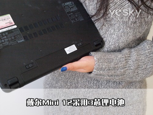 大块头的上网本 美女评测戴尔Mini12