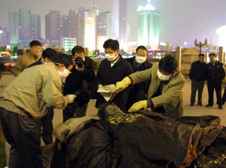 眉毛清晰皮肤有弹性:明代女尸盛装出土(图) 14019921_2007040209502442254700.jpg